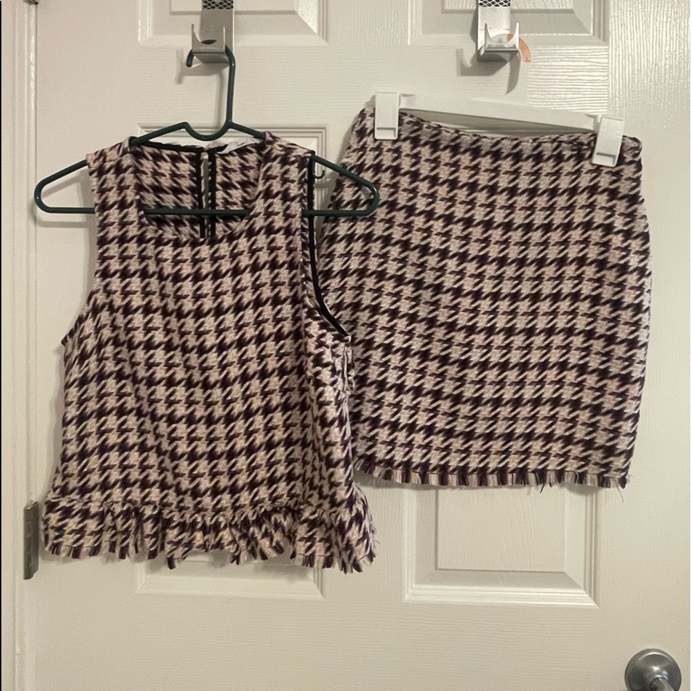 Pink,purple,cream  skirt and top set
Top size- XS
Skirt size- 2